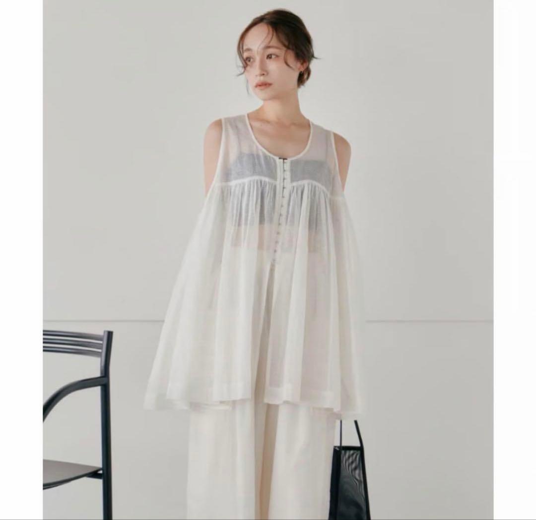 トップス Hella sheer volume tops