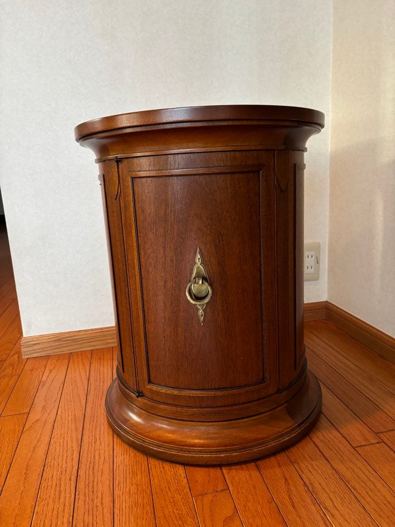 Drexel、ビンテージ、木製円形サイドテーブル 内部収納付き