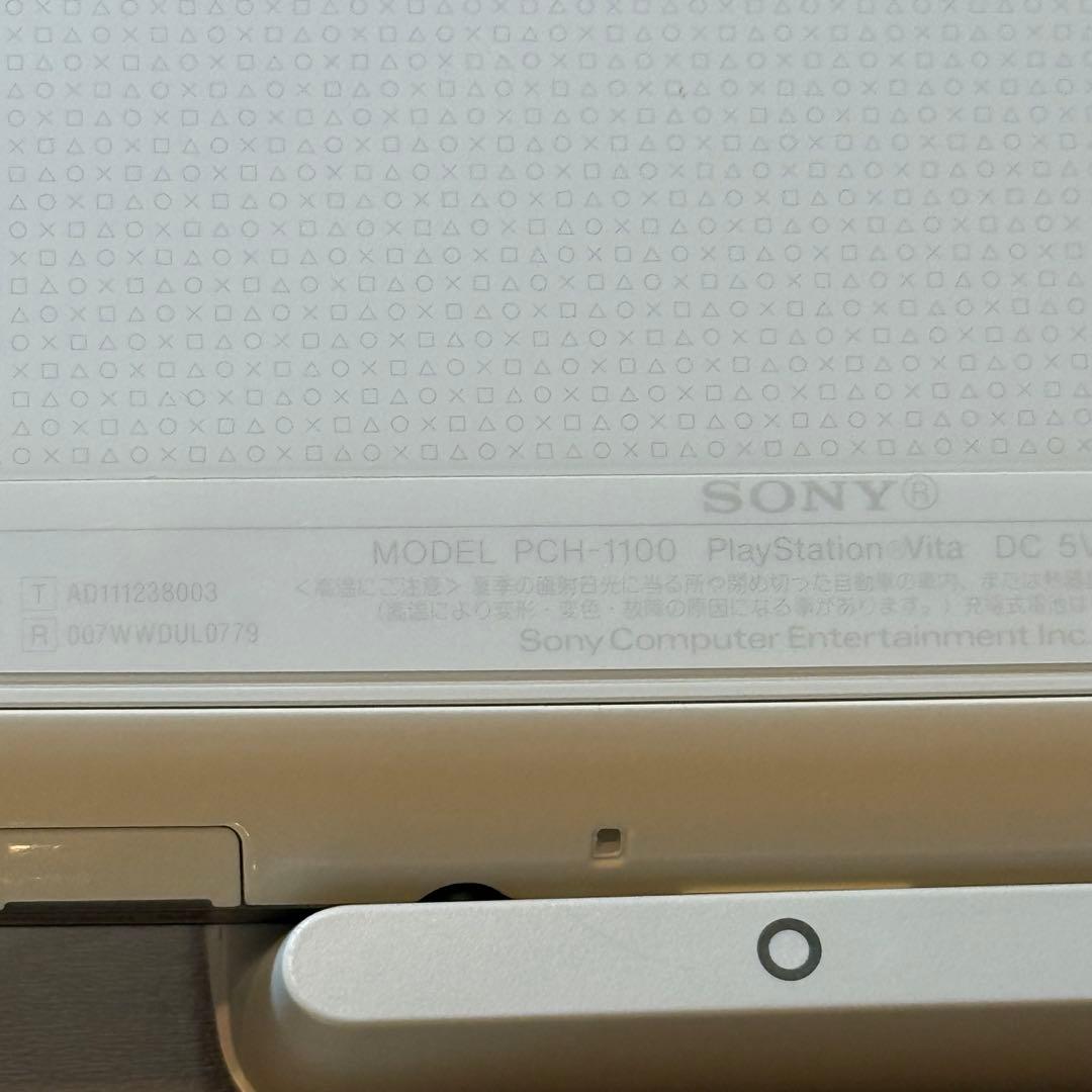 6-197【美品】PSVITA PCH-1100 クリスタル・ホワイト