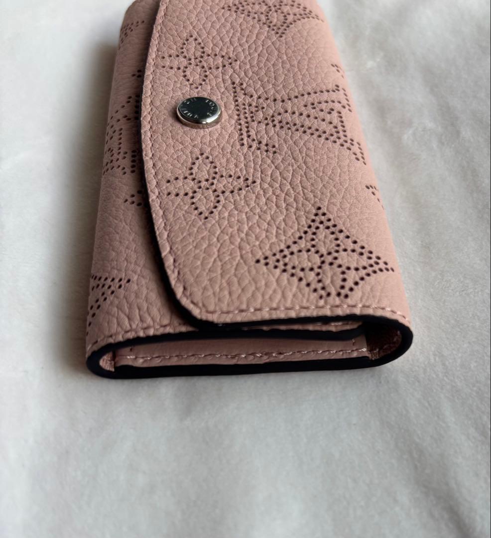 LOUIS VUITTON　ミュルティクレ4　マヒナ　モノグラム　マグノリア