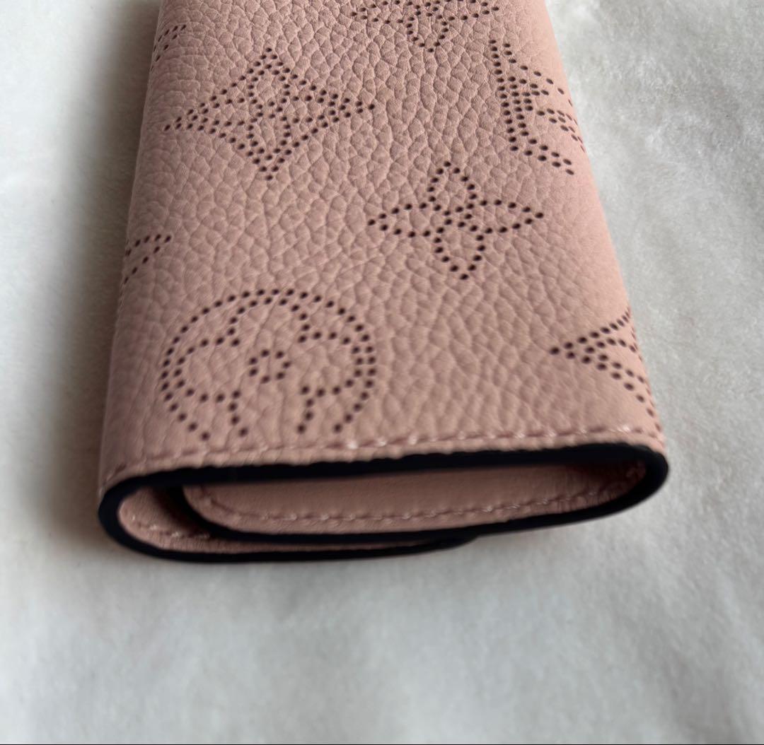 LOUIS VUITTON　ミュルティクレ4　マヒナ　モノグラム　マグノリア