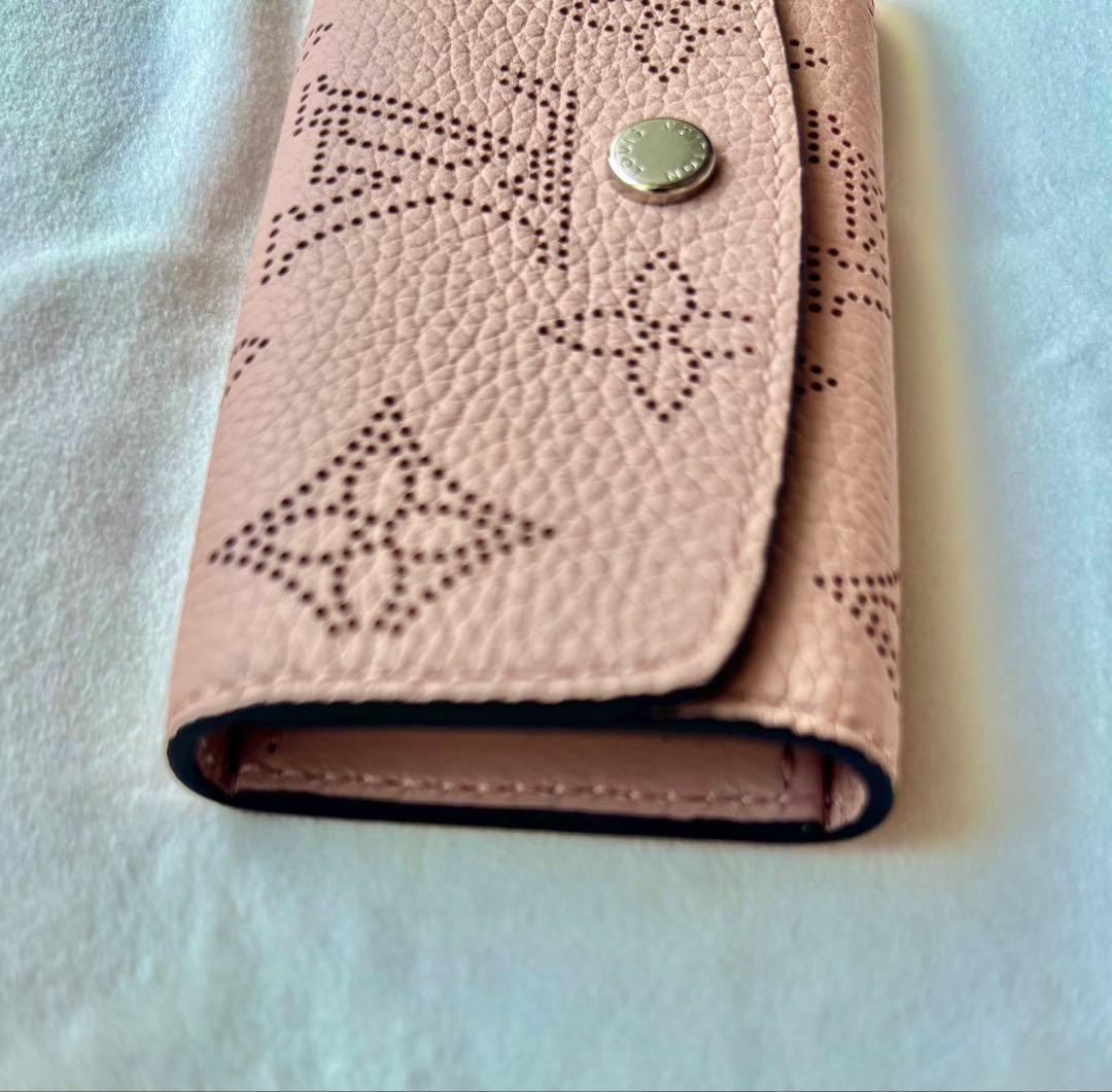 LOUIS VUITTON　ミュルティクレ4　マヒナ　モノグラム　マグノリア