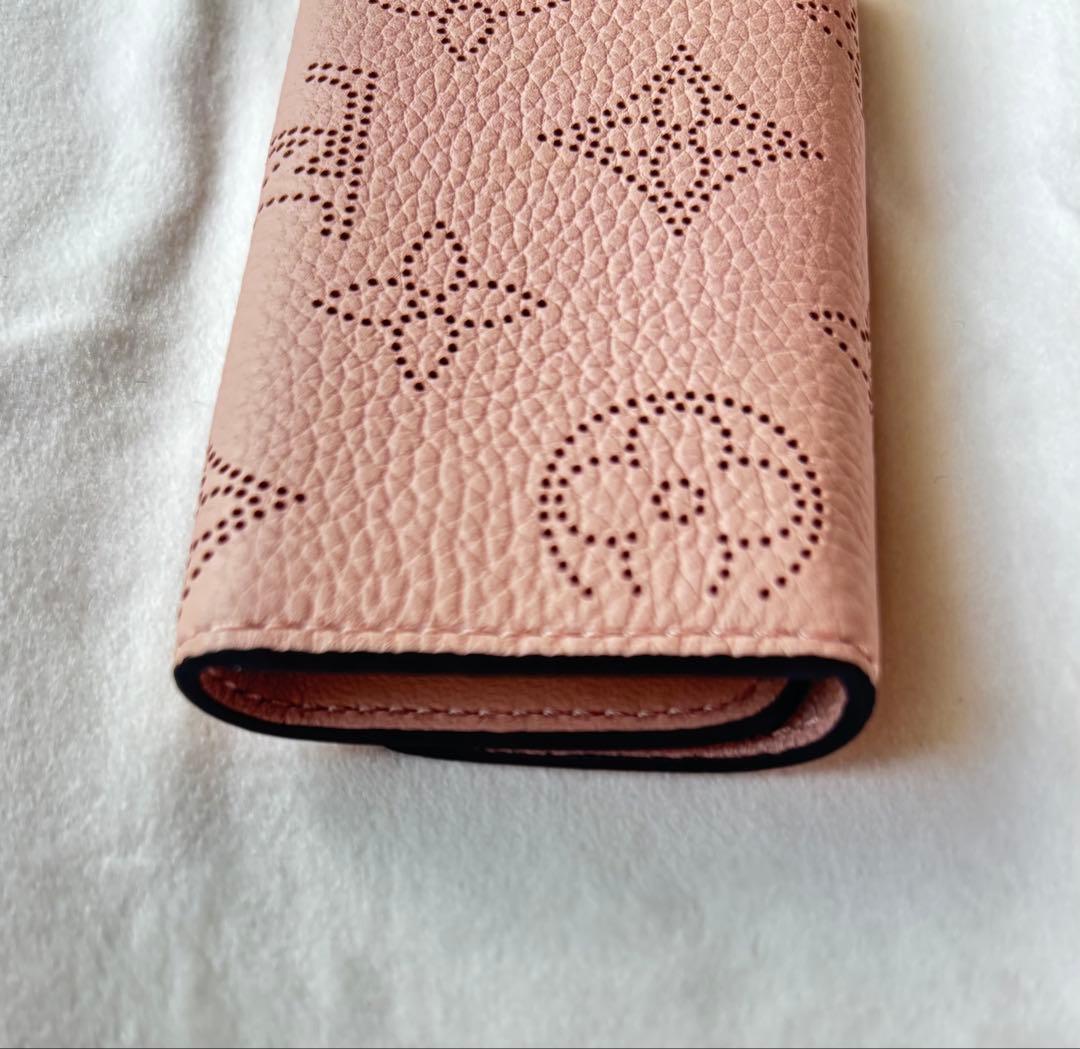 LOUIS VUITTON　ミュルティクレ4　マヒナ　モノグラム　マグノリア