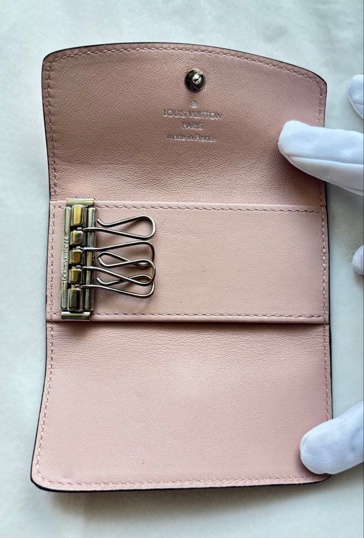 LOUIS VUITTON　ミュルティクレ4　マヒナ　モノグラム　マグノリア