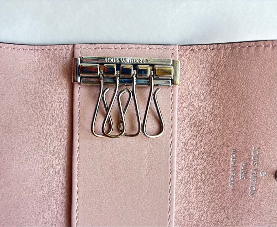 LOUIS VUITTON　ミュルティクレ4　マヒナ　モノグラム　マグノリア