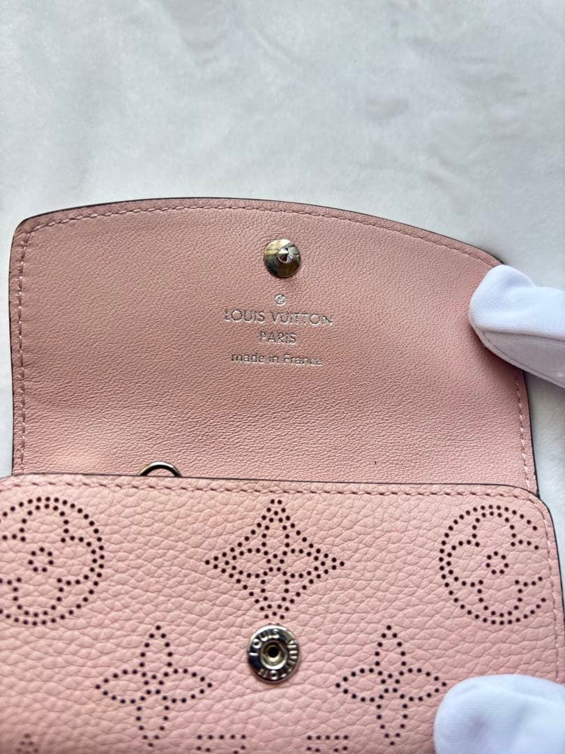 LOUIS VUITTON　ミュルティクレ4　マヒナ　モノグラム　マグノリア