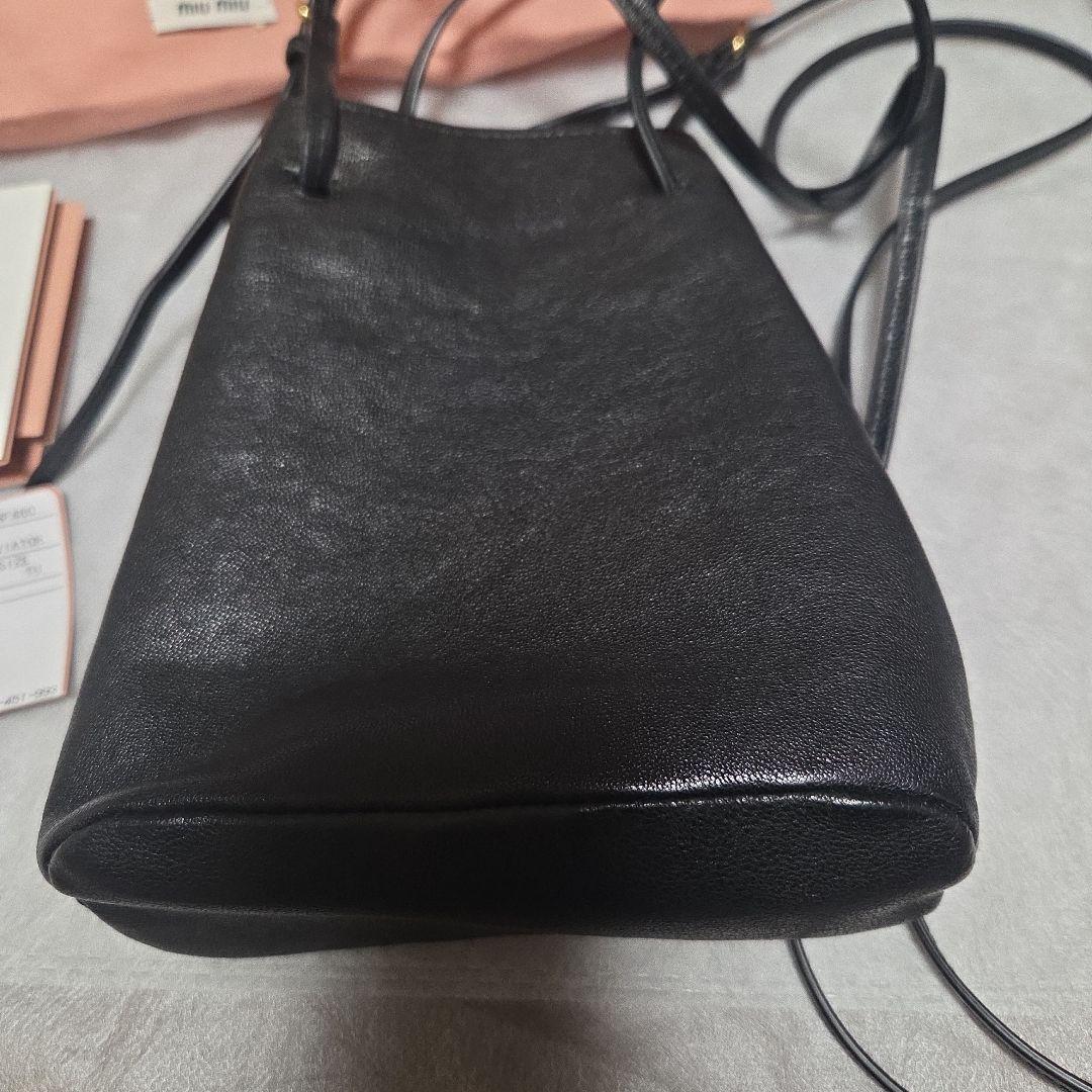 miu miu ブラック ナッパレザー巾着型ショルダーバッグ