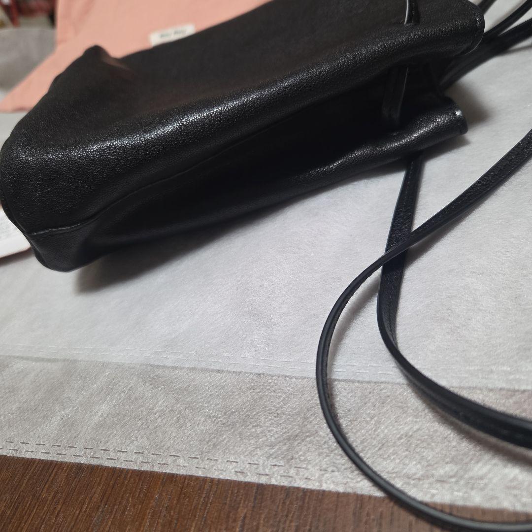 miu miu ブラック ナッパレザー巾着型ショルダーバッグ