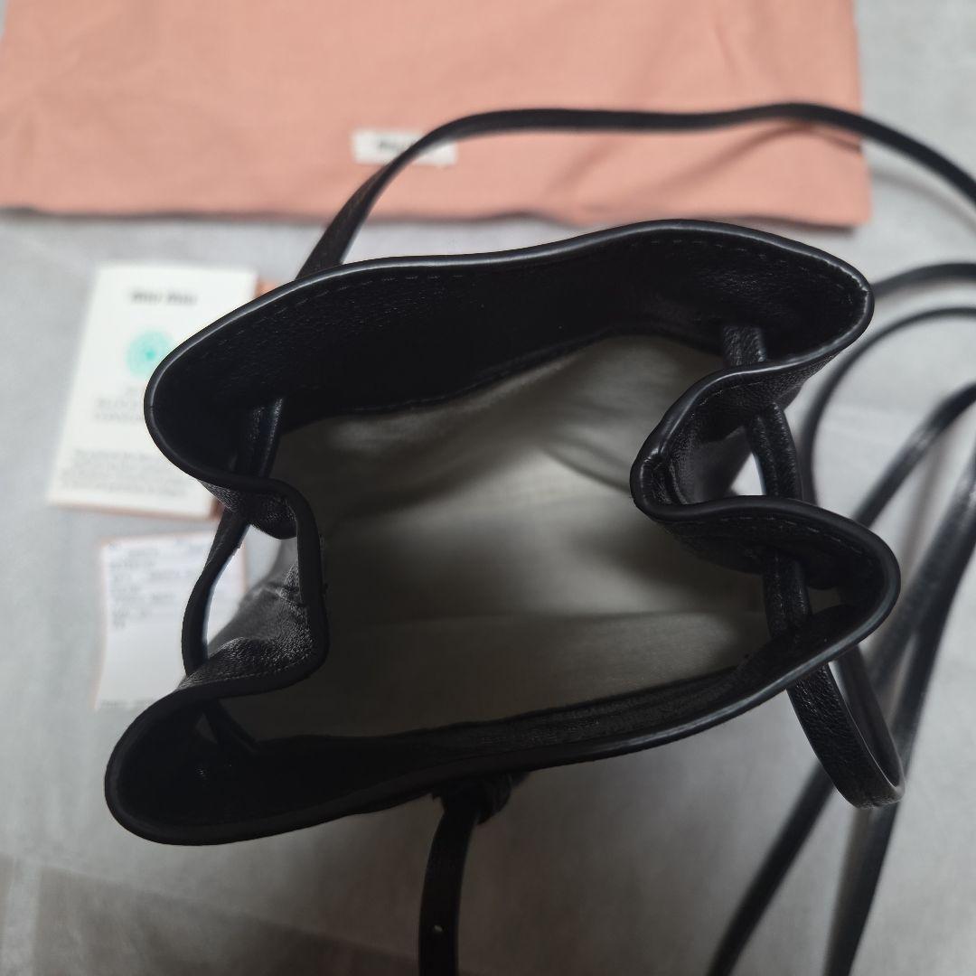 miu miu ブラック ナッパレザー巾着型ショルダーバッグ