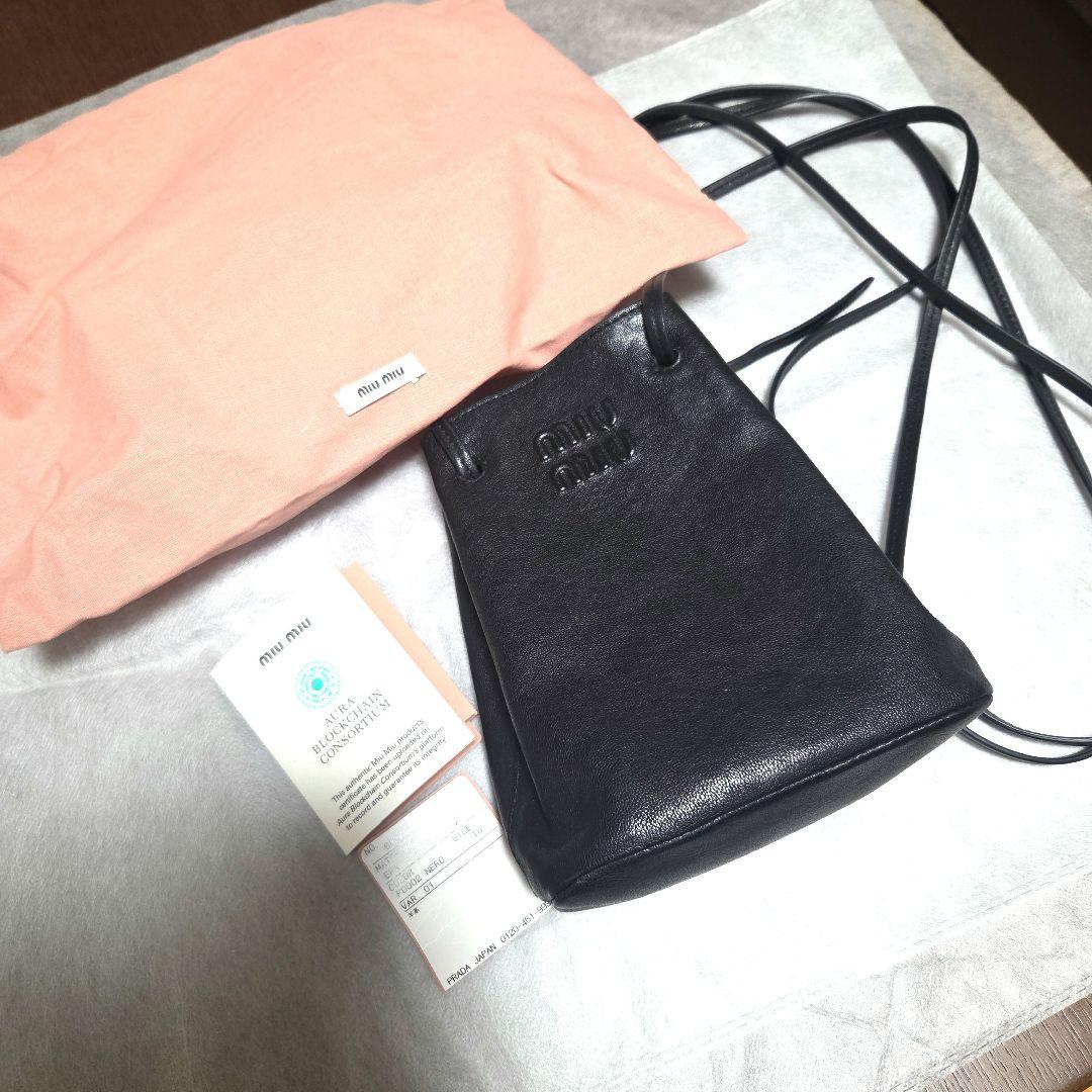 miu miu ブラック ナッパレザー巾着型ショルダーバッグ