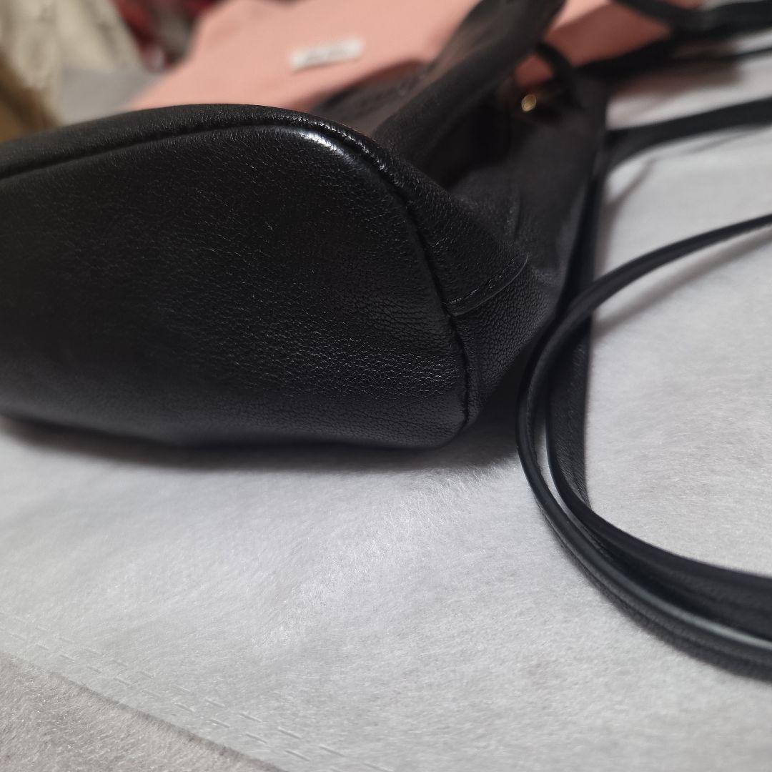 miu miu ブラック ナッパレザー巾着型ショルダーバッグ