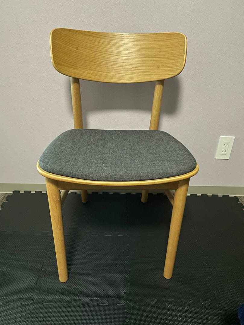 木製ダイニングチェア グレーのクッション付き