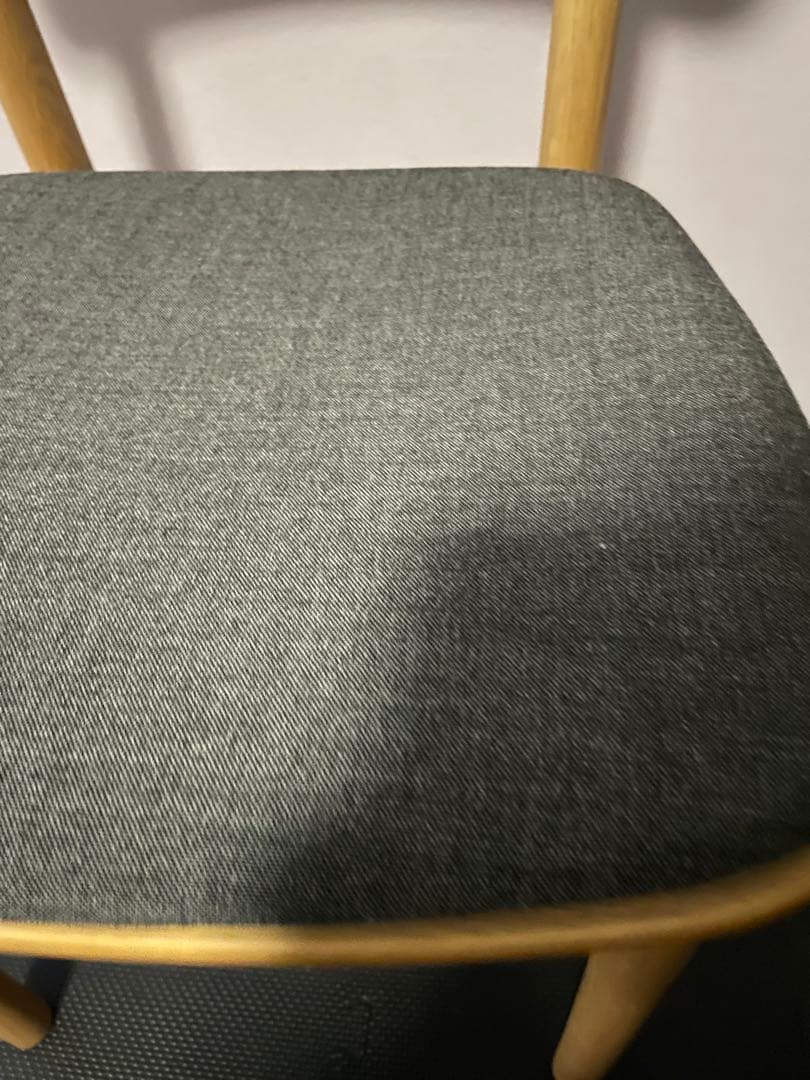 木製ダイニングチェア グレーのクッション付き