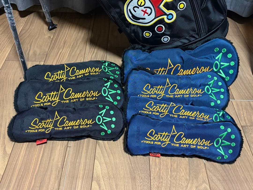 タイトリストスコッティキャメロンキャディバッグ黒カラフルクラブ　ヘッドカバー付き