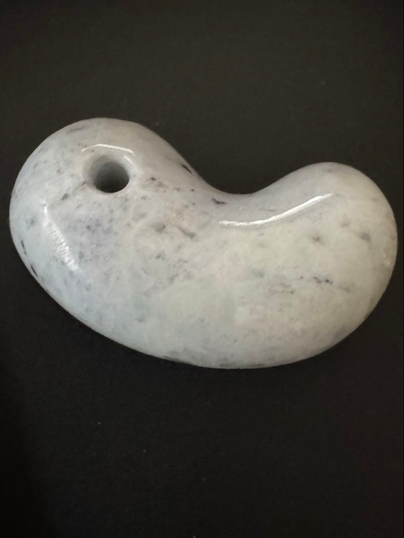 はっしー【糸魚川翡翠】勾玉　綺麗なラベンダーカラー、ビーズ２点セット