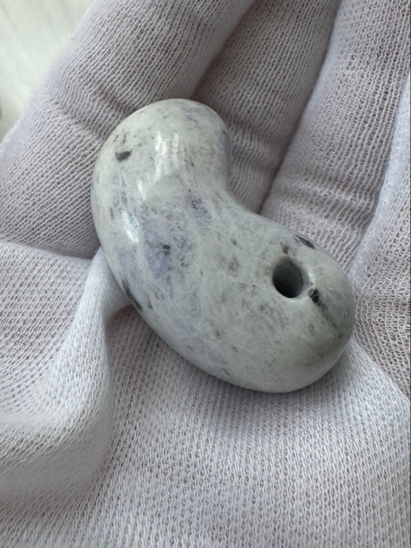 はっしー【糸魚川翡翠】勾玉　綺麗なラベンダーカラー、ビーズ２点セット