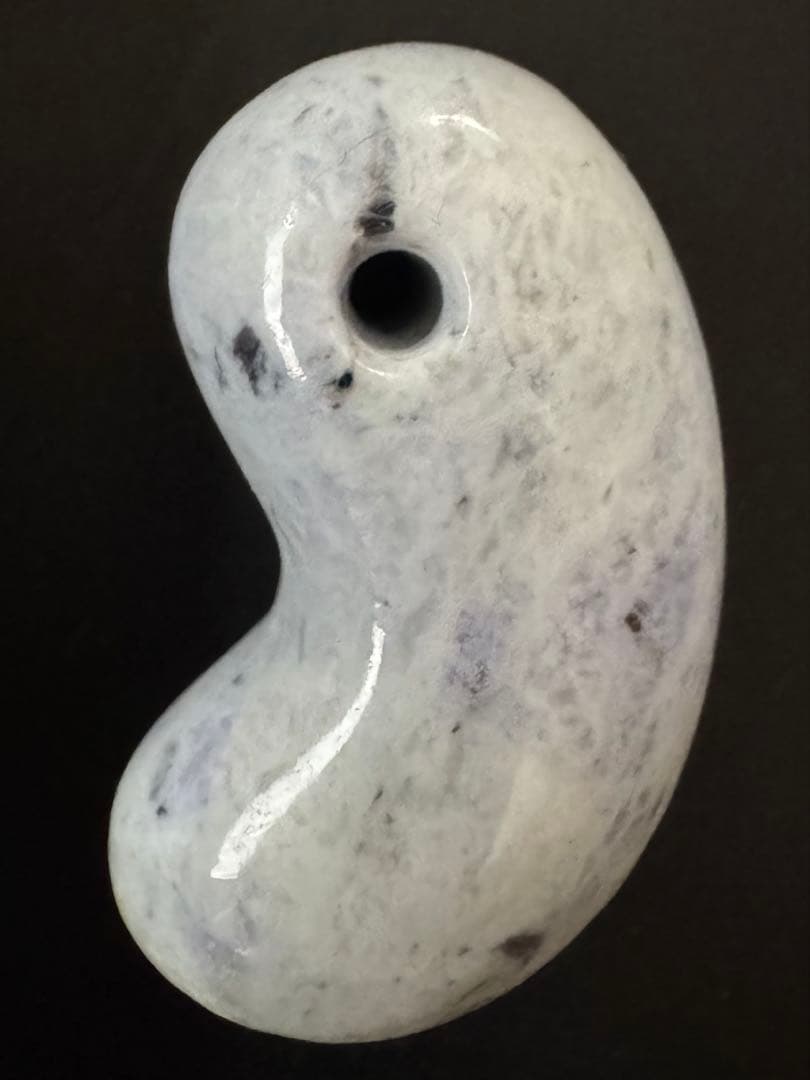 はっしー【糸魚川翡翠】勾玉　綺麗なラベンダーカラー、ビーズ２点セット