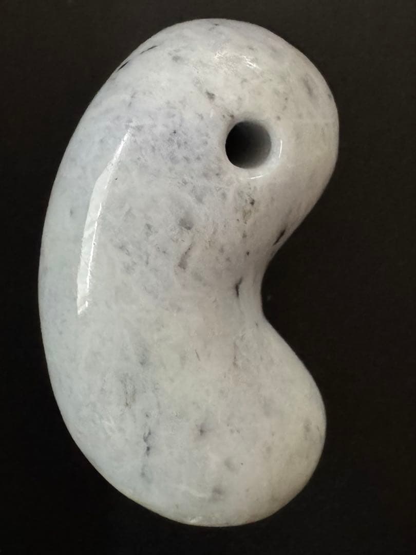 はっしー【糸魚川翡翠】勾玉　綺麗なラベンダーカラー、ビーズ２点セット