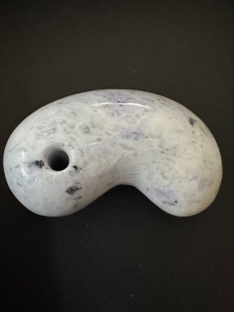 はっしー【糸魚川翡翠】勾玉　綺麗なラベンダーカラー、ビーズ２点セット