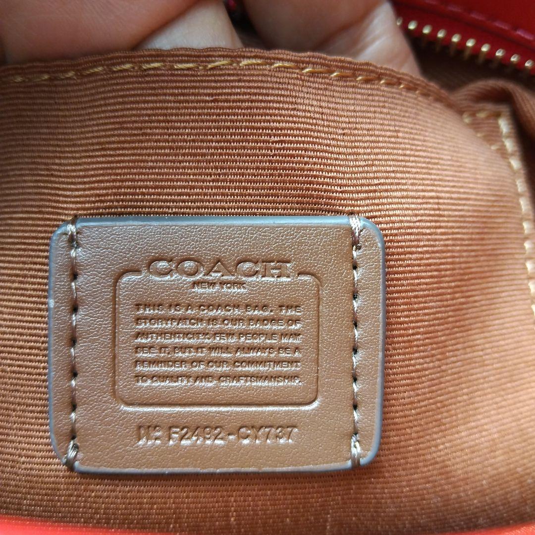 クリーム。COACHチェリー柄トートバッグ、ショルダーストラップ付き。
