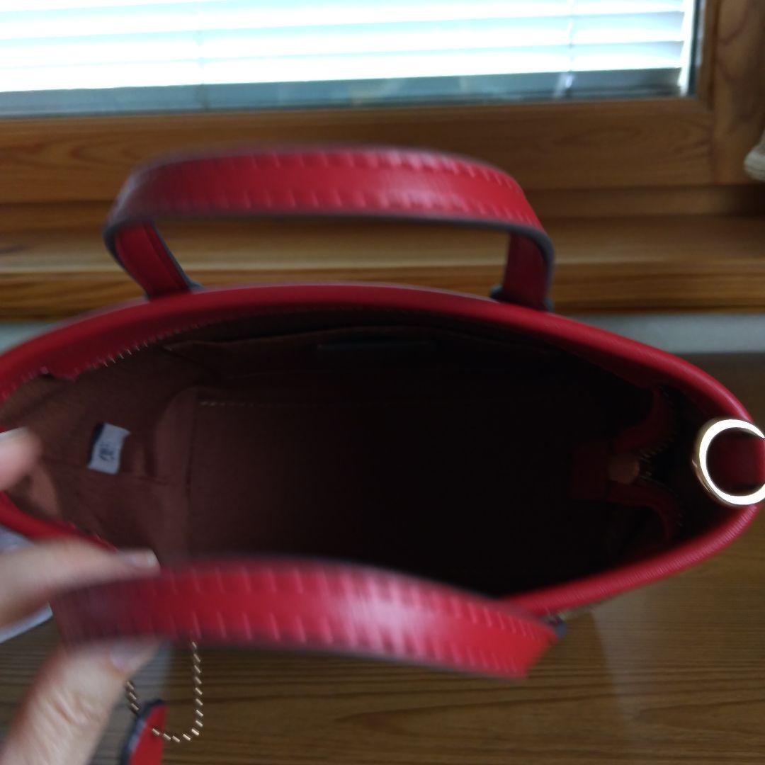 クリーム。COACHチェリー柄トートバッグ、ショルダーストラップ付き。