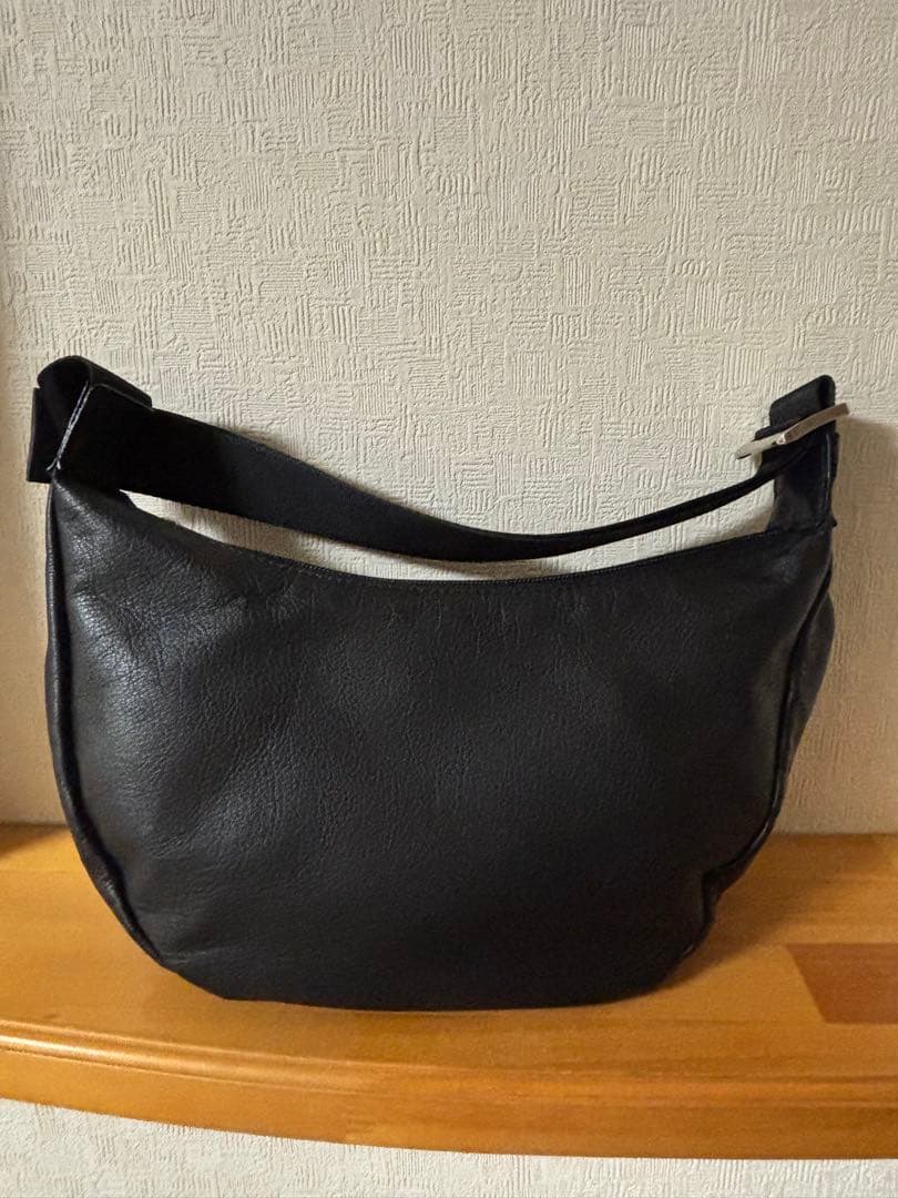 黒の合成皮革ショルダーバッグ