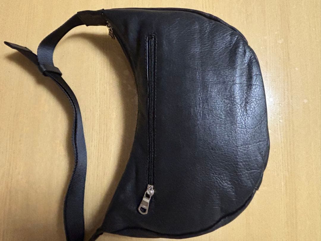 黒の合成皮革ショルダーバッグ