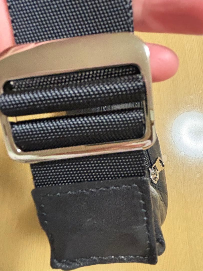 黒の合成皮革ショルダーバッグ