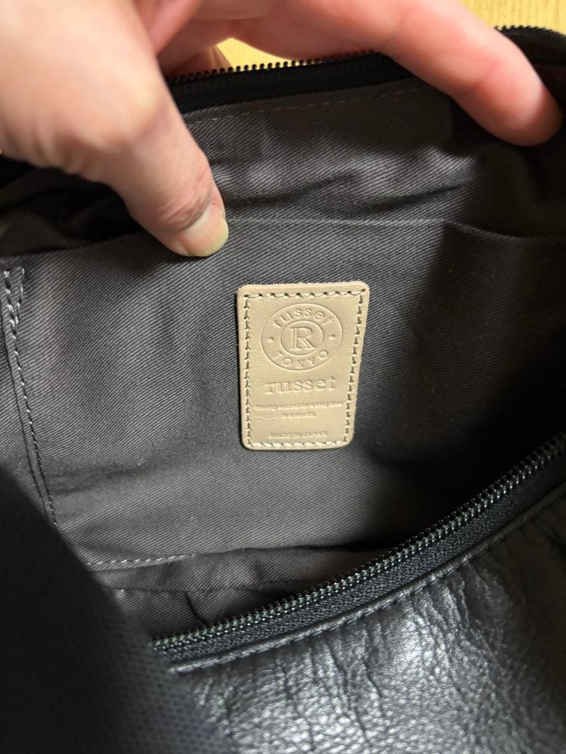 黒の合成皮革ショルダーバッグ