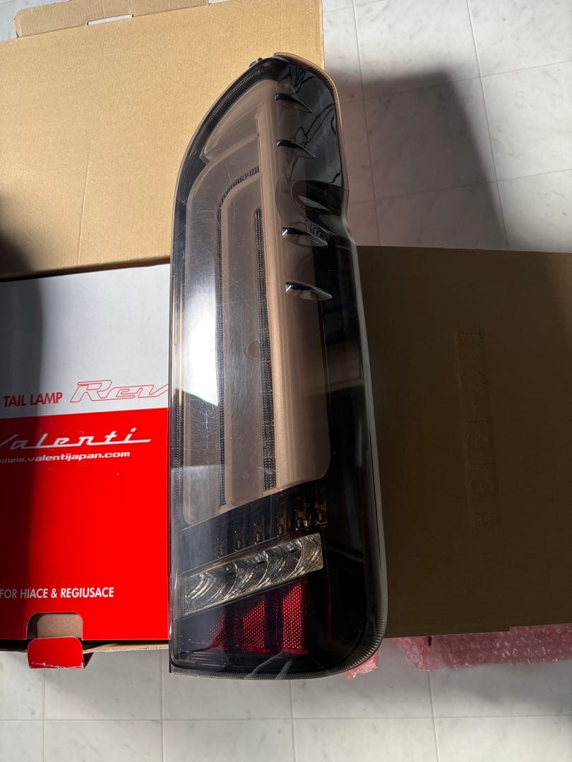 もっと値下げ！Valenti LEDテールランプ ハイエース用 スモーク