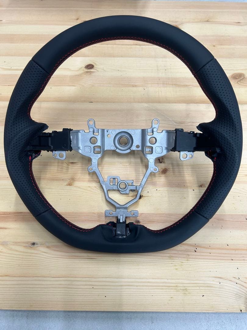 REAL ステアリングホイール 品番：SZA-LPB-RD スイフトスポーツ