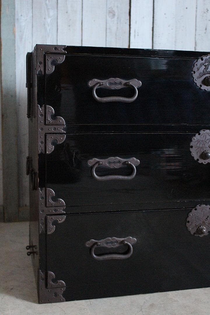 なおこ　綺麗な丸金具庄内箪笥　3段　中桐　タンス古家具　古民家　時代家具