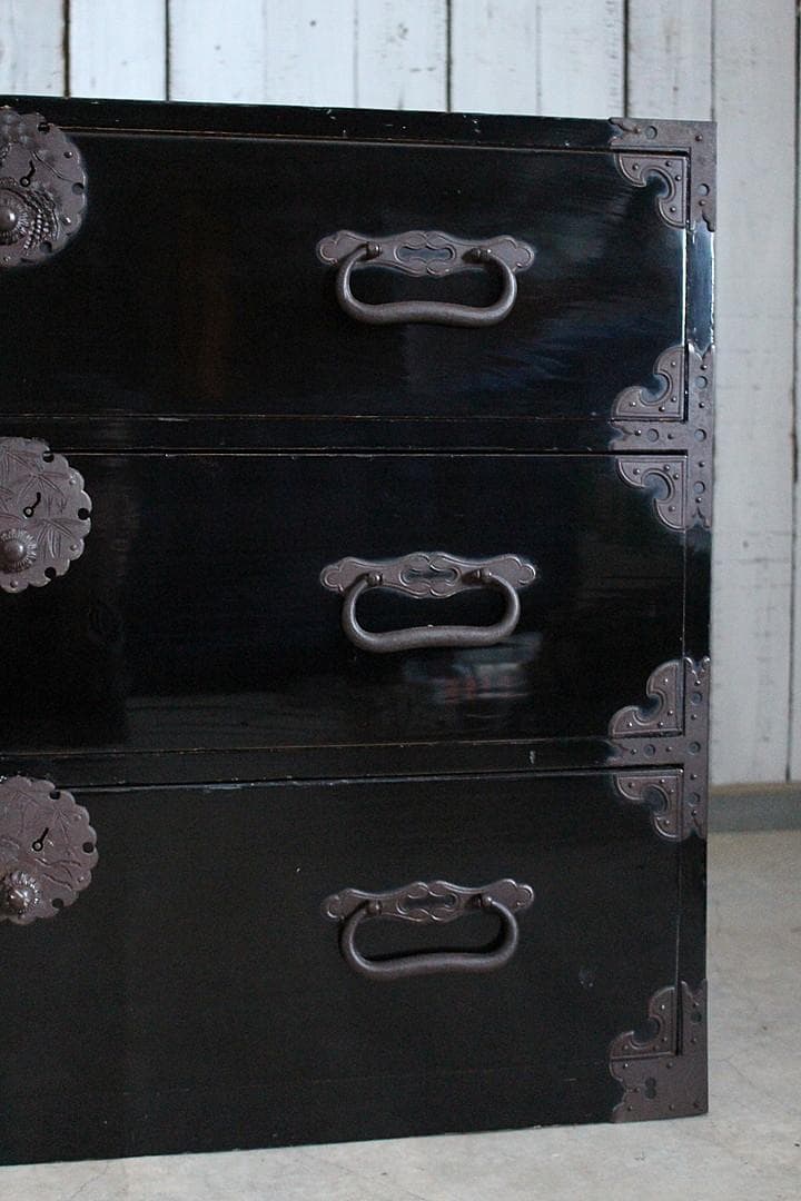 なおこ　綺麗な丸金具庄内箪笥　3段　中桐　タンス古家具　古民家　時代家具