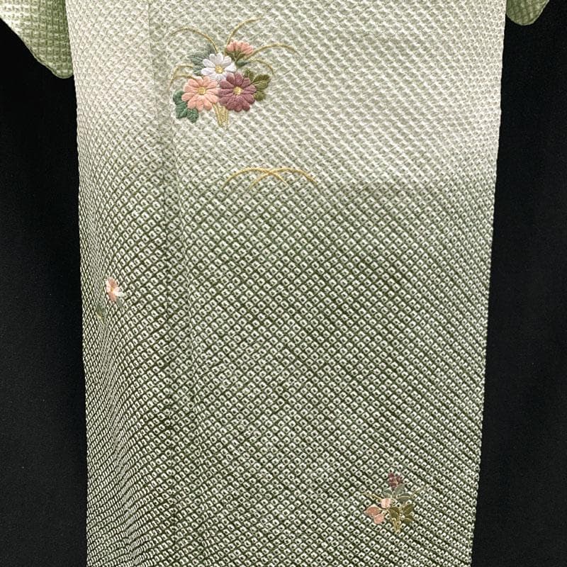 602mh35〇総絞り 付下げ やや身幅広め 刺繍 花 黄緑〇美品