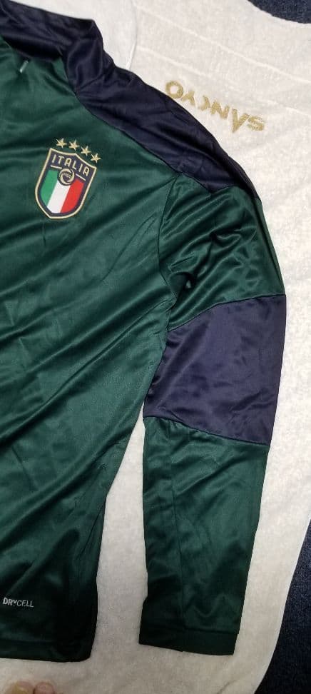 サッカー、イタリア代表のジャージ、上。サイズ海外製XL。2021年モデル