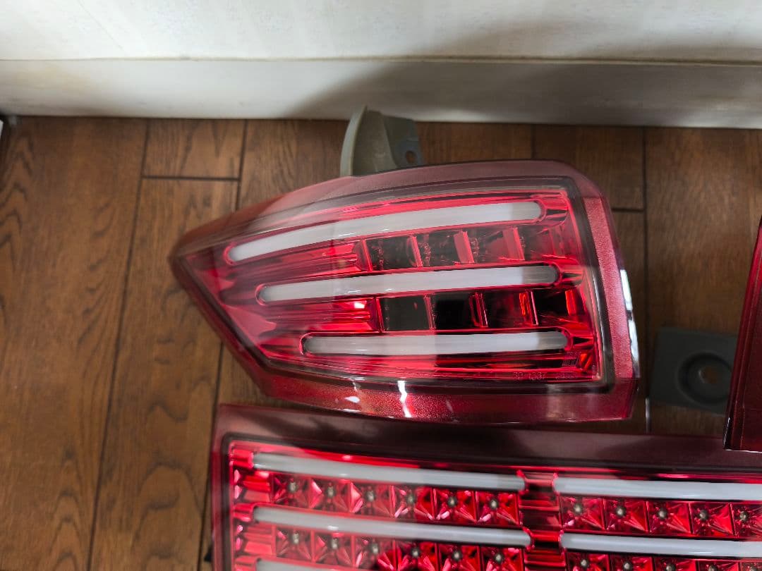 E52　エルグランド　 Valenti ヴァレンティジュエルLED　テールランプ