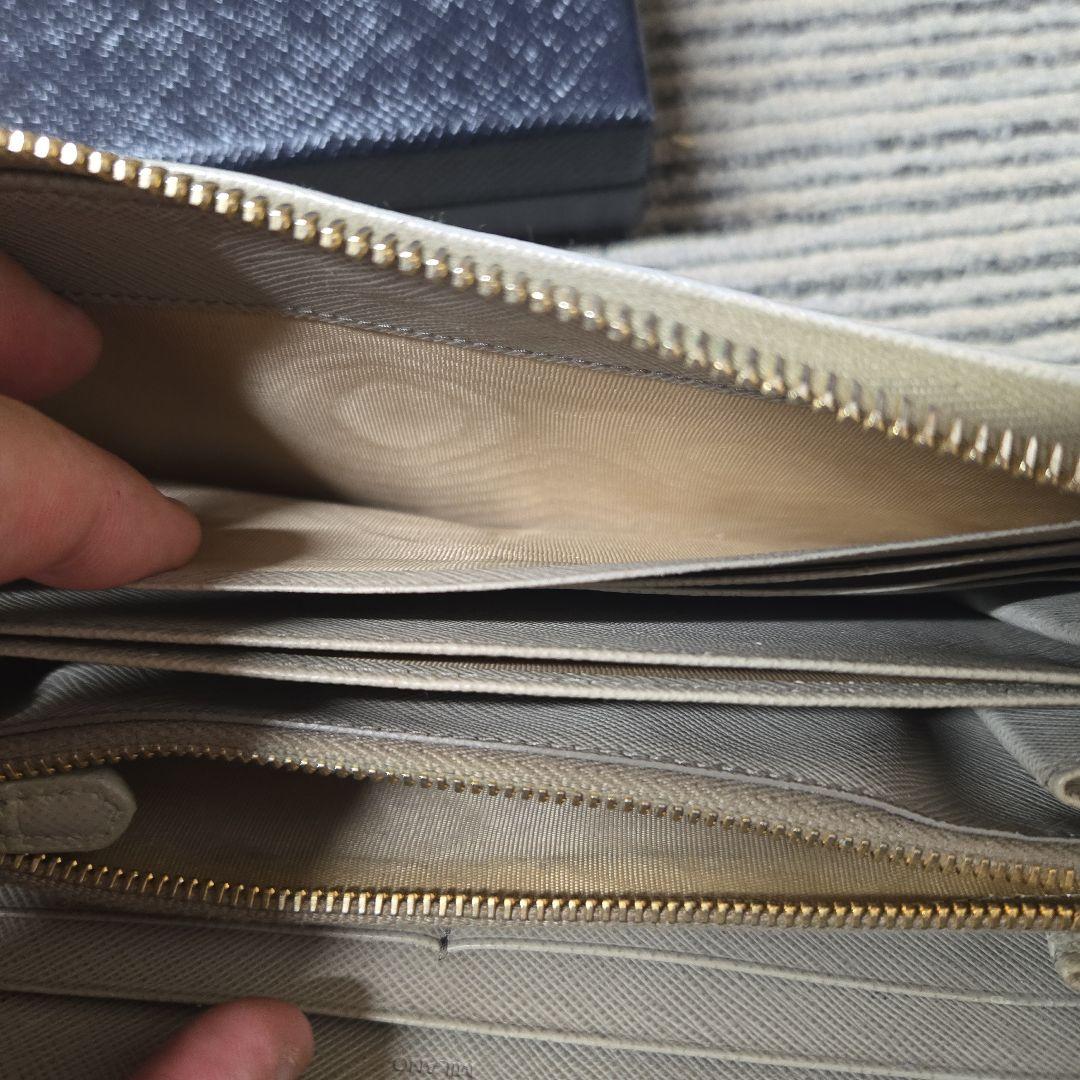 プラダの長財布　PRADA　グレー