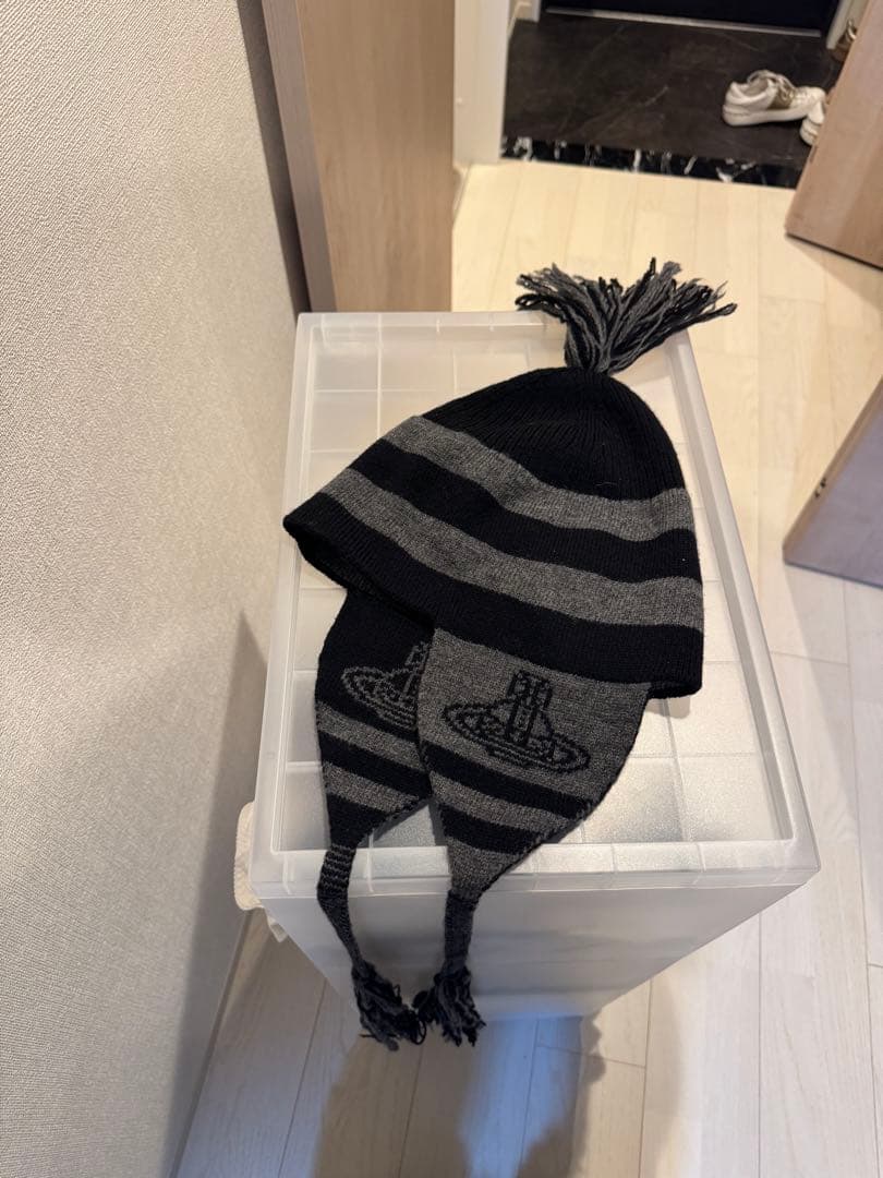 耳あて付きニット帽 黒とグレー ストライプ