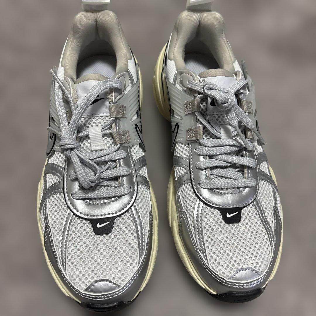 V2K ラン fd0736-100 サミットホワイト メタリックシルバーNIKE