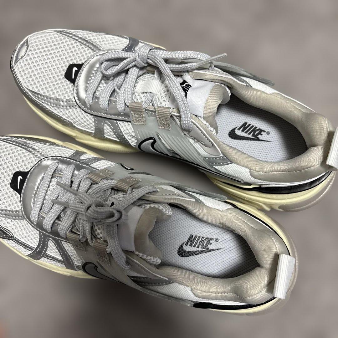 V2K ラン fd0736-100 サミットホワイト メタリックシルバーNIKE