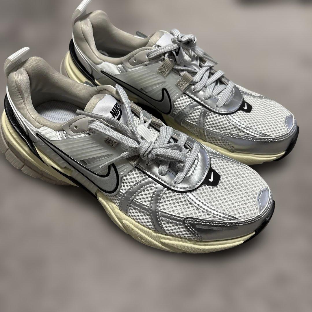 V2K ラン fd0736-100 サミットホワイト メタリックシルバーNIKE