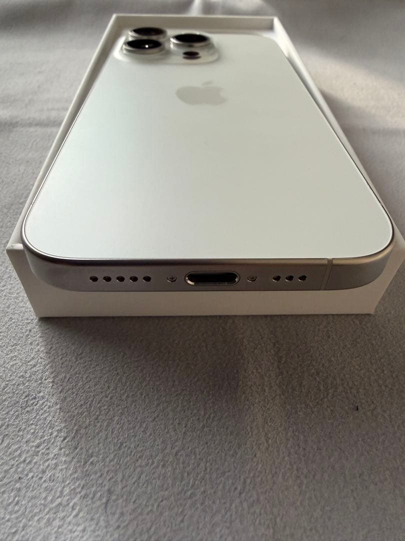 iPhone15pro 白 本体256GB 中古極美品