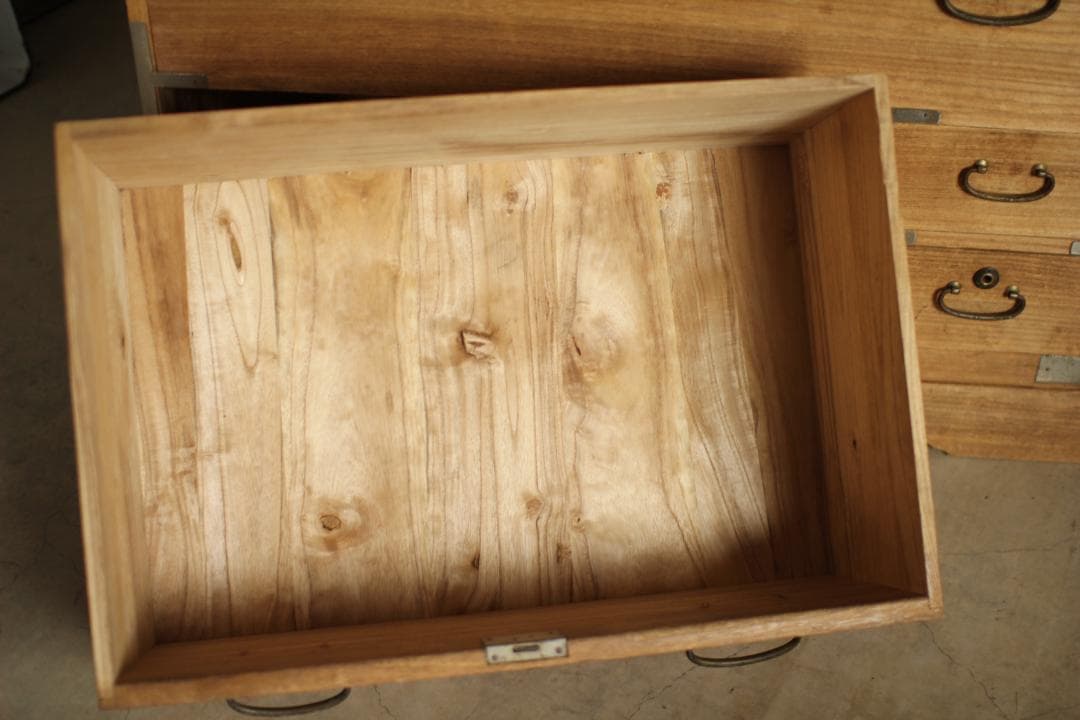 古い木製の引き出し4杯　チェスト　桐箪笥　昭和レトロ　タンス　古家具　古民家