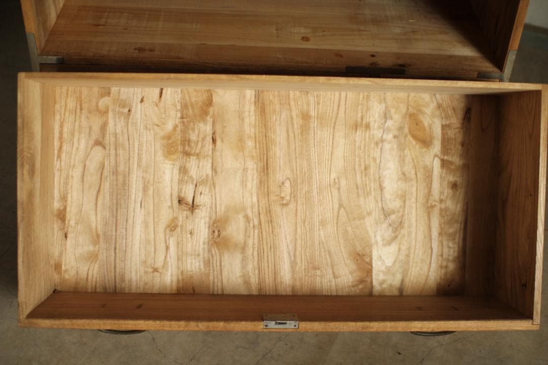 古い木製の引き出し4杯　チェスト　桐箪笥　昭和レトロ　タンス　古家具　古民家