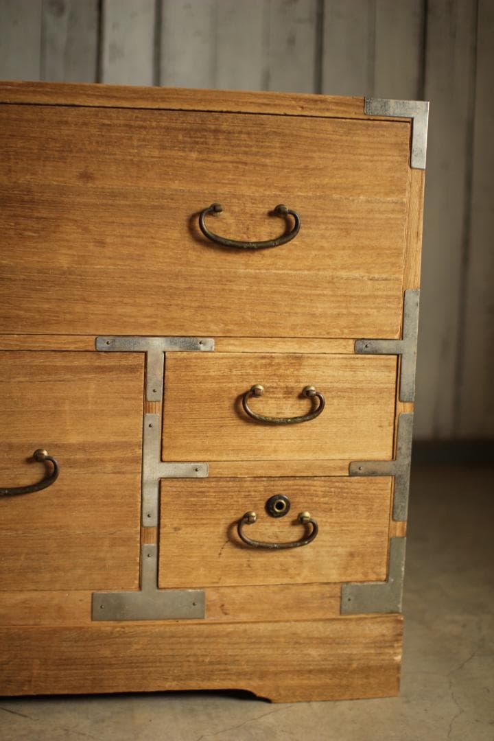 古い木製の引き出し4杯　チェスト　桐箪笥　昭和レトロ　タンス　古家具　古民家