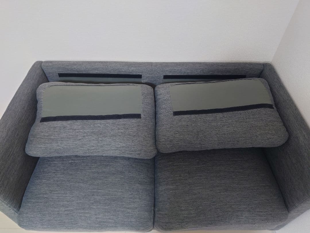 グレーのモダン2人掛けソファ