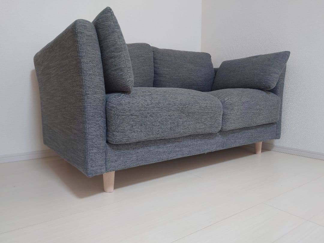 グレーのモダン2人掛けソファ
