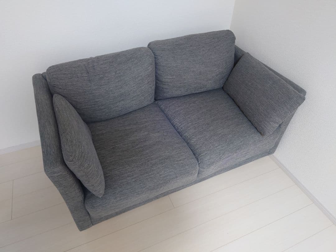 グレーのモダン2人掛けソファ