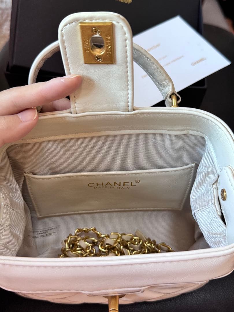 CHANEL レザーショルダーバッグ ノベルティ
