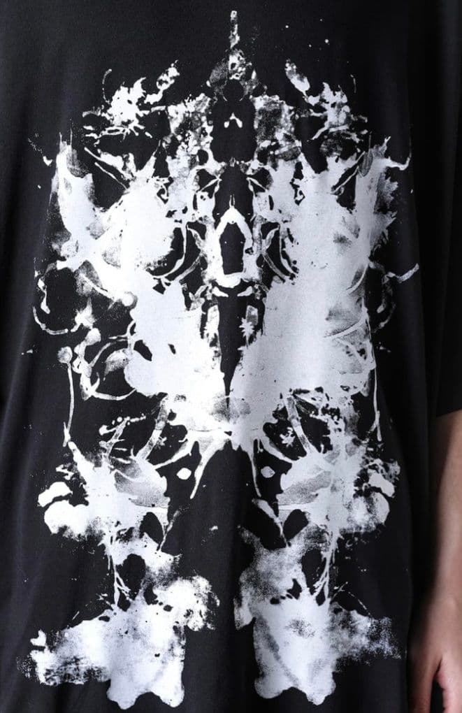 JULIUS オーバーサイズTシャツ 黒 白アートプリント
